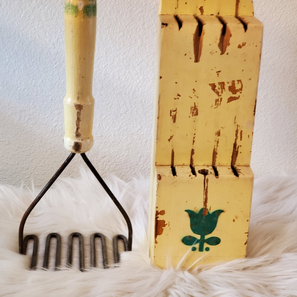 Vintage knife holder and potato masher - Picture 1 of 3